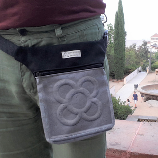 Riñonera Flor de Barcelona Panot Negra