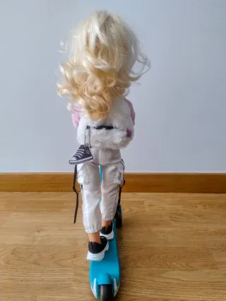 Nancy Patinete Azul y Blanco