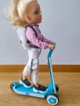 Nancy Patinete Azul y Blanco