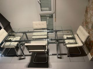Mesa de cristal y 4 sillas blancas