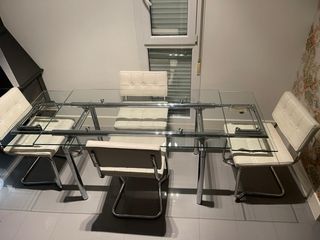 Mesa de cristal y 4 sillas blancas