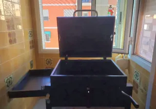 Barbacoa de leña negra y plateada