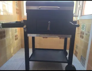 Barbacoa de leña negra y plateada