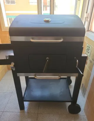 Barbacoa de leña negra y plateada