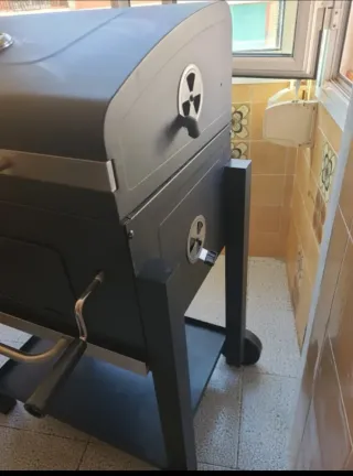 Barbacoa de leña negra y plateada