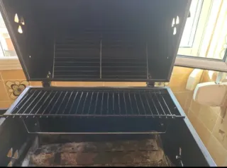 Barbacoa de leña negra y plateada