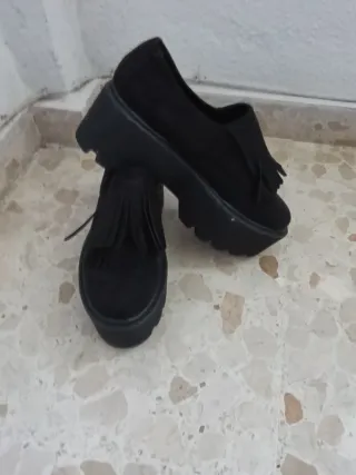 Zapatos negros con flecos y plataforma