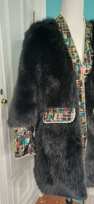 Abrigo pelo negro con lentejuelas