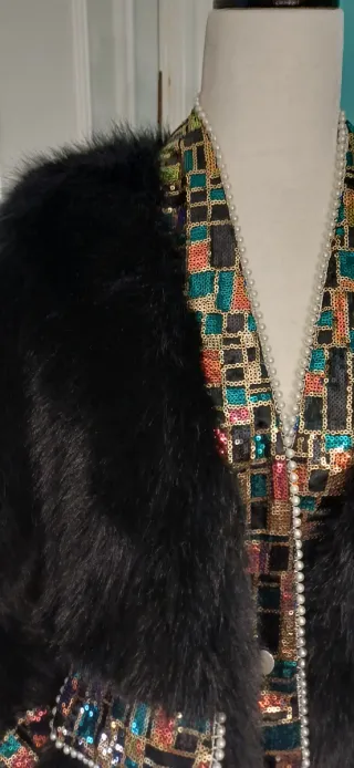 Abrigo pelo negro con lentejuelas