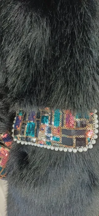 Abrigo pelo negro con lentejuelas