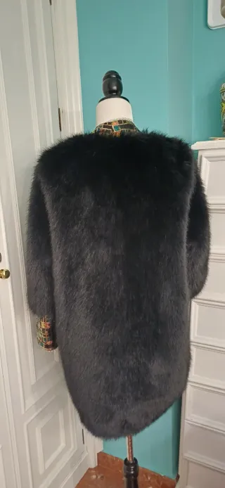 Abrigo pelo negro con lentejuelas