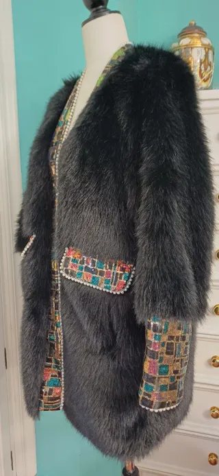 Abrigo pelo negro con lentejuelas