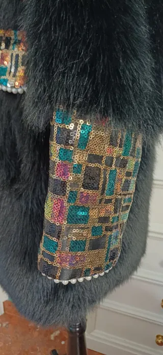 Abrigo pelo negro con lentejuelas