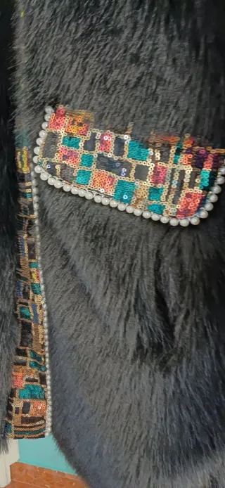 Abrigo pelo negro con lentejuelas