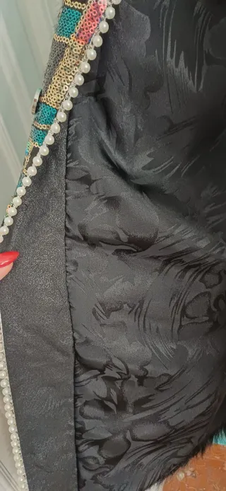 Abrigo pelo negro con lentejuelas