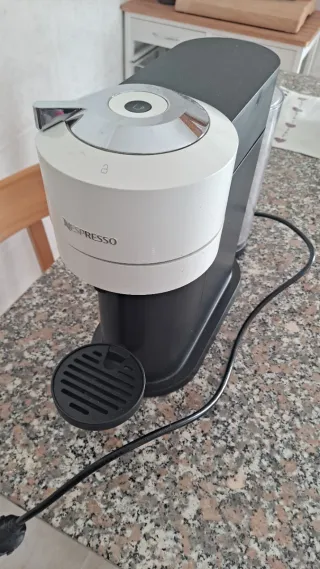Cafetera Nespresso Vertuo Blanca y Negra