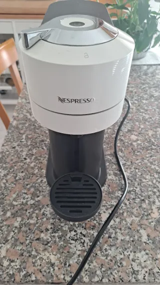 Cafetera Nespresso Vertuo Blanca y Negra