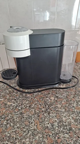 Cafetera Nespresso Vertuo Blanca y Negra