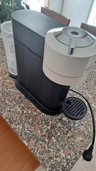 Cafetera Nespresso Vertuo Blanca y Negra