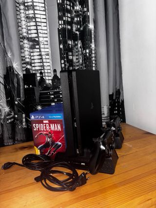 PS4 (PlayStation 4) con 10 juegos.