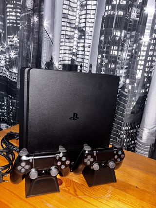 PS4 (PlayStation 4) con 10 juegos.