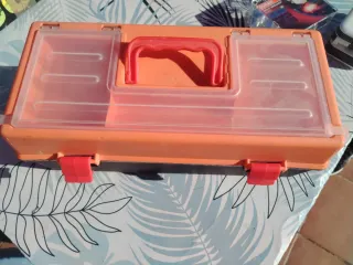 Caja de herramientas naranja con tapa transparente