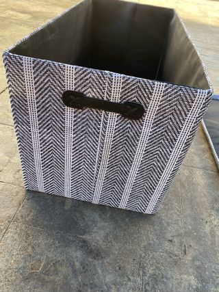 Baúl de tela beige y gris