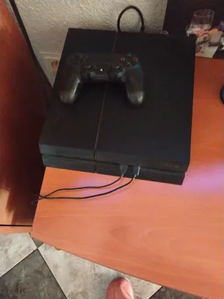 PS4 (PlayStation 4) Negra + 1 Mando