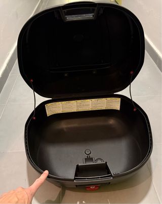 Baúl Givi E370 Monolock Negro y Rojo