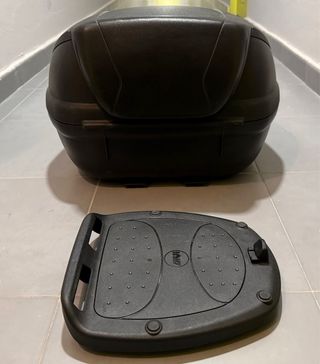 Baúl Givi E370 Monolock Negro y Rojo