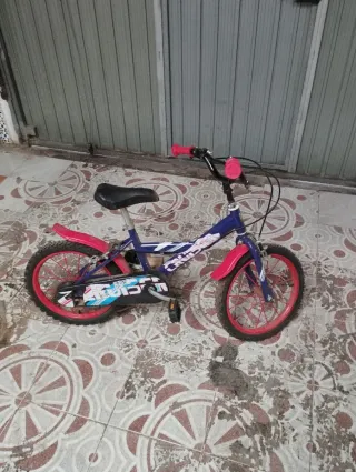 Bicicleta infantil azul y roja