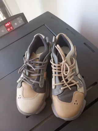 Zapatos Camper Beige y Gris con un sólo uso.