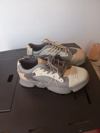Zapatos Camper Beige y Gris con un sólo uso.