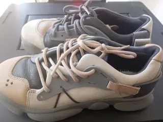 Zapatos Camper Beige y Gris con un sólo uso.