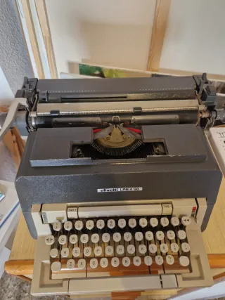 Máquina de escribir Olivetti Línea 98