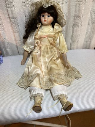 Muñeca de porcelana antigua
