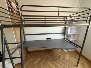 Cama alta metálica con escritorio
