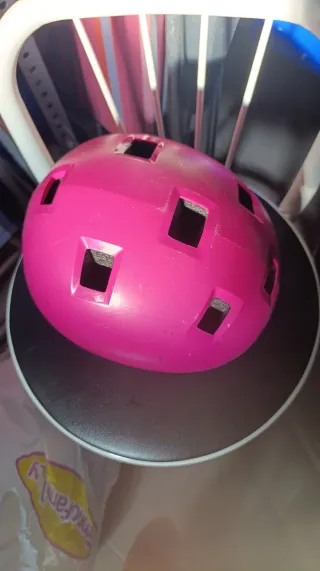 Casco rosa para bicicleta