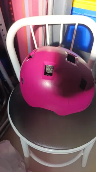 Casco rosa para bicicleta