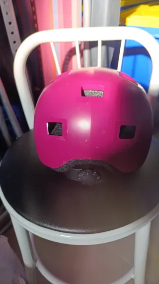 Casco rosa para bicicleta