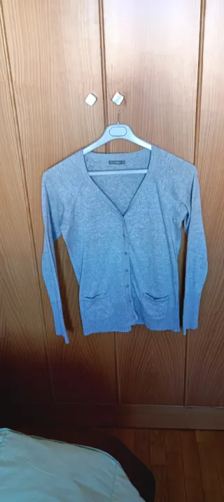 Cárdigan gris con bolsillos