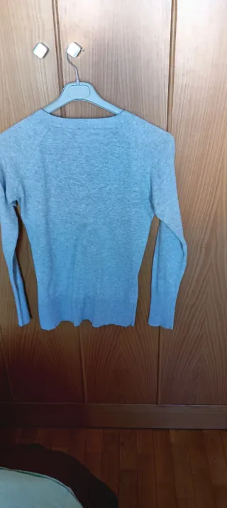 Cárdigan gris con bolsillos