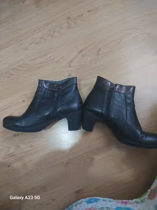 Botines de piel con adornos