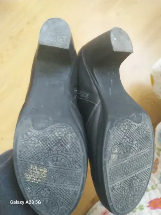 Botines de piel con adornos