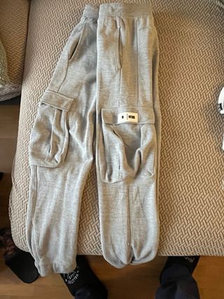 Pantalón cargo gris Bershka