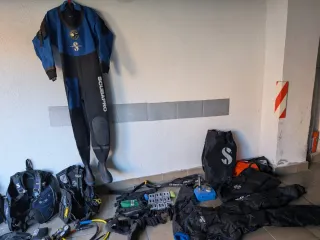 Equipo de buceo: traje seco, jacket, pesos, regula