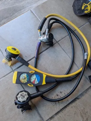 Equipo de buceo: traje seco, jacket, pesos, regula