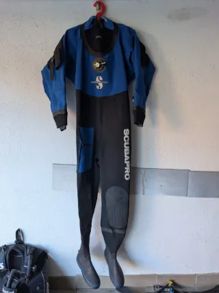 Equipo de buceo: traje seco, jacket, pesos, regula