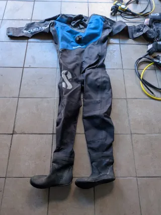 Equipo de buceo: traje seco, jacket, pesos, regula