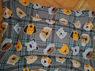 Cama para perro con estampado de perros